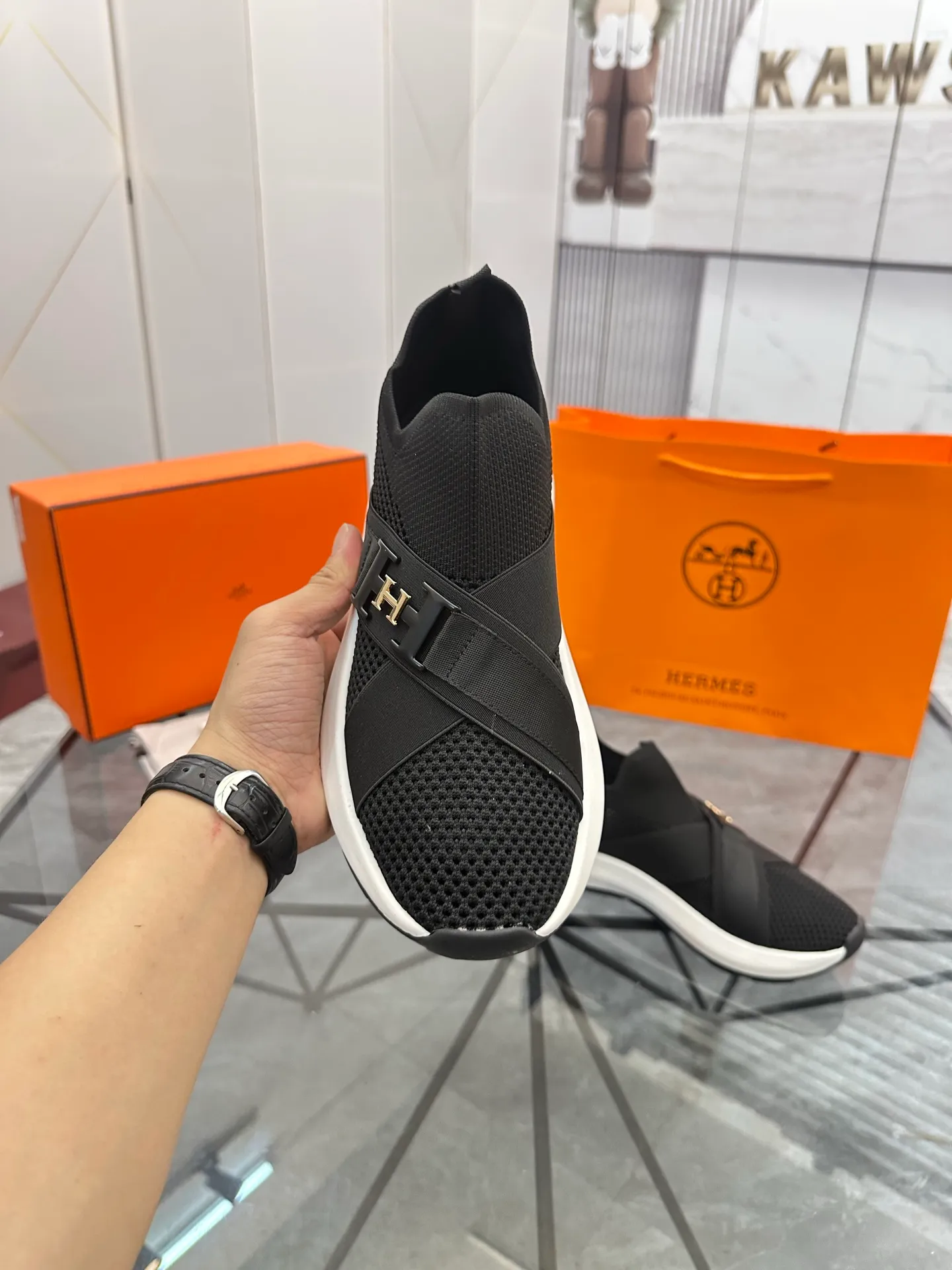 Selling men's shoes 💰: 💰P600¥ High-end top quality Product trademark: Hermes * "Hermès*" low-cut casual shoes Regular size: 38-45 (can be customized to 46) Product materials: upper imported from the counter original fly weave, breathable lining, cowhide foot pads, original outsole. No.: 001